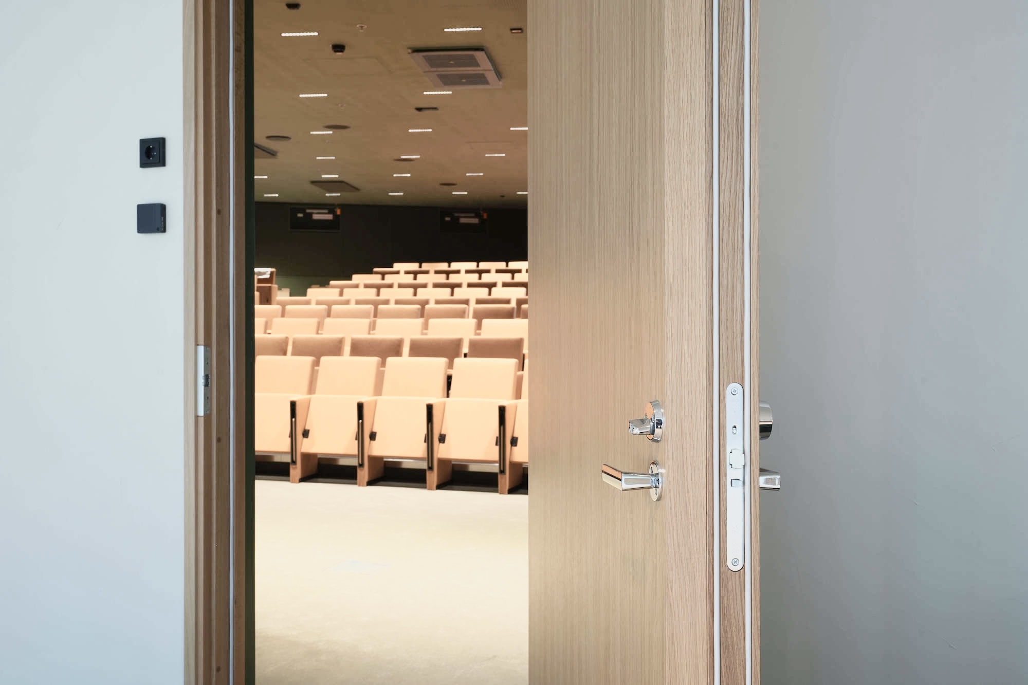 ääneneristysovet yritysympäristöihin